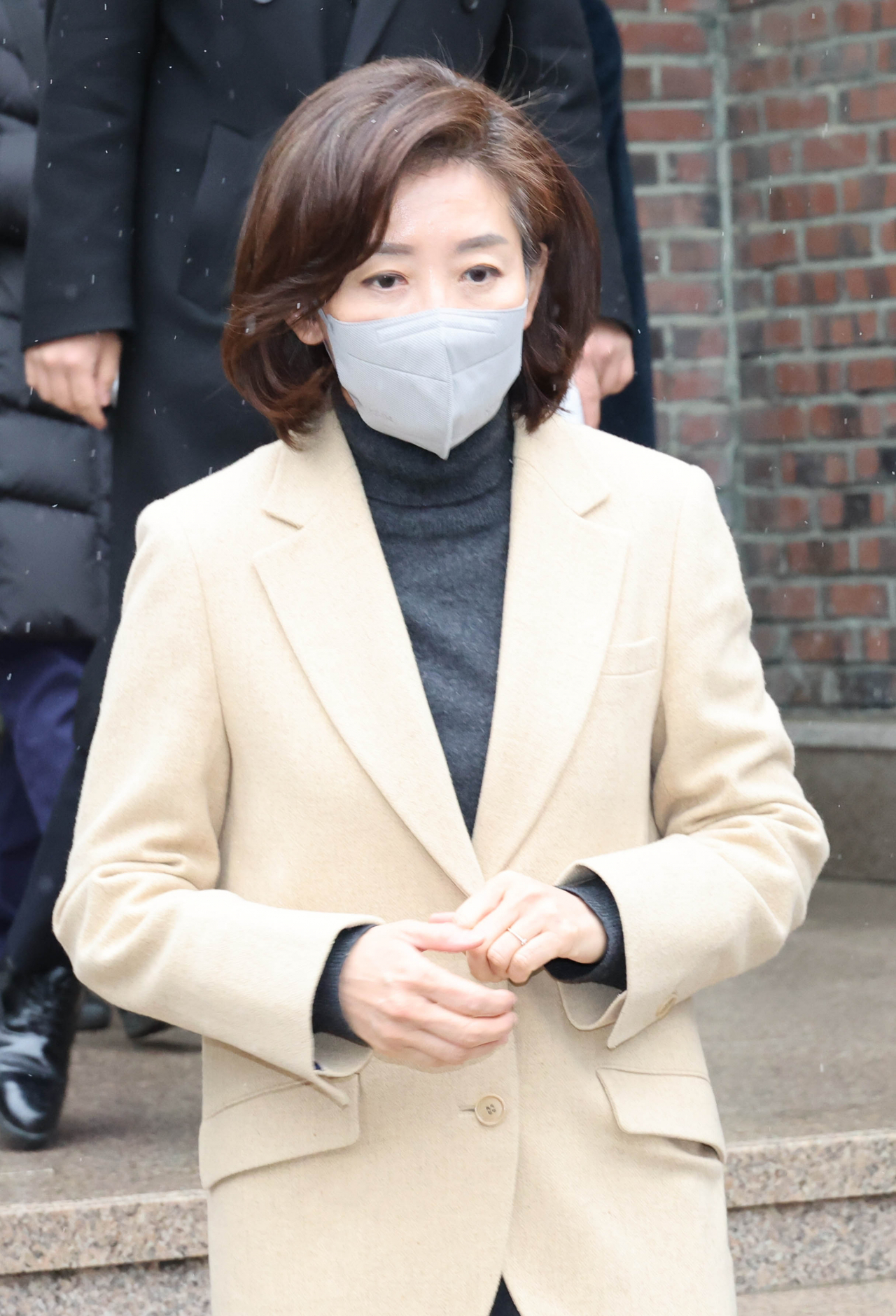 출산고령사회위원회 부위원장직에서 '해임'된 국민의힘 나경원 전 의원이 15일 오전 서울 흑석동 성당에서 미사를 마친 뒤 성당 밖으로 나오고 있다. [연합]