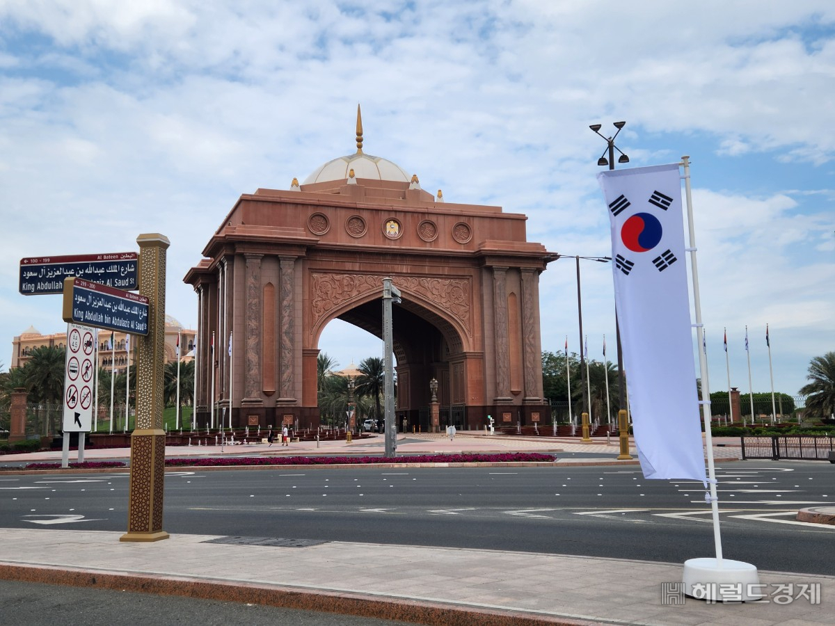 윤석열 대통령이 아랍에미리트(UAE)를 국빈 방문 중인 가운데 수도 아부다비 곳곳에 태극기와 UAE 국기가 줄지어 걸려있다. [정윤희 기자(아부다비) yuni@]