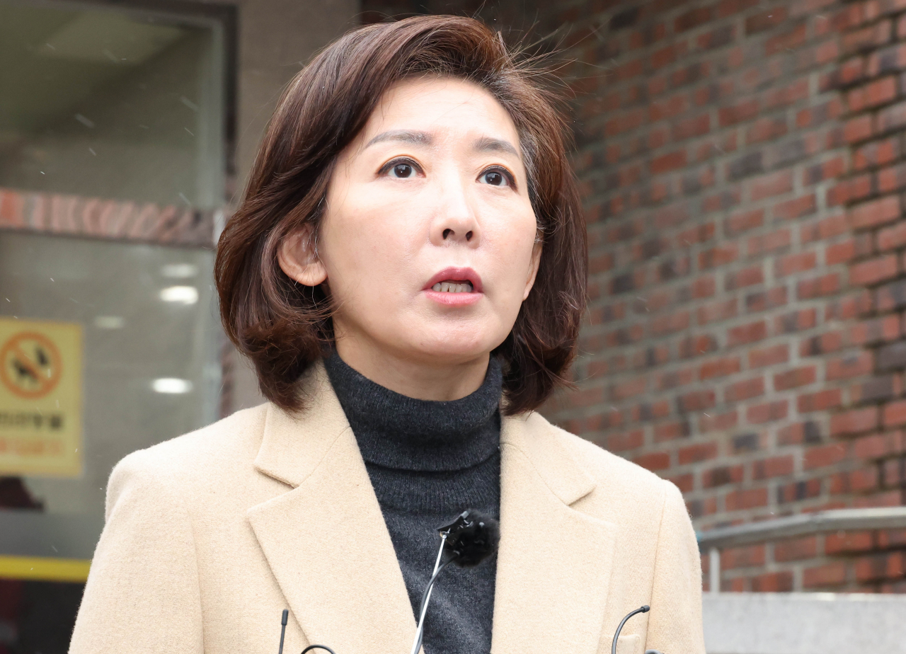 출산고령사회위원회 부위원장직에서 '해임'된 국민의힘 전 의원이 15일 오전 서울 흑석동 성당에서 미사를 마친 뒤 성당 밖으로 나와 취재진의 질문에 답변하고 있다. [연합]