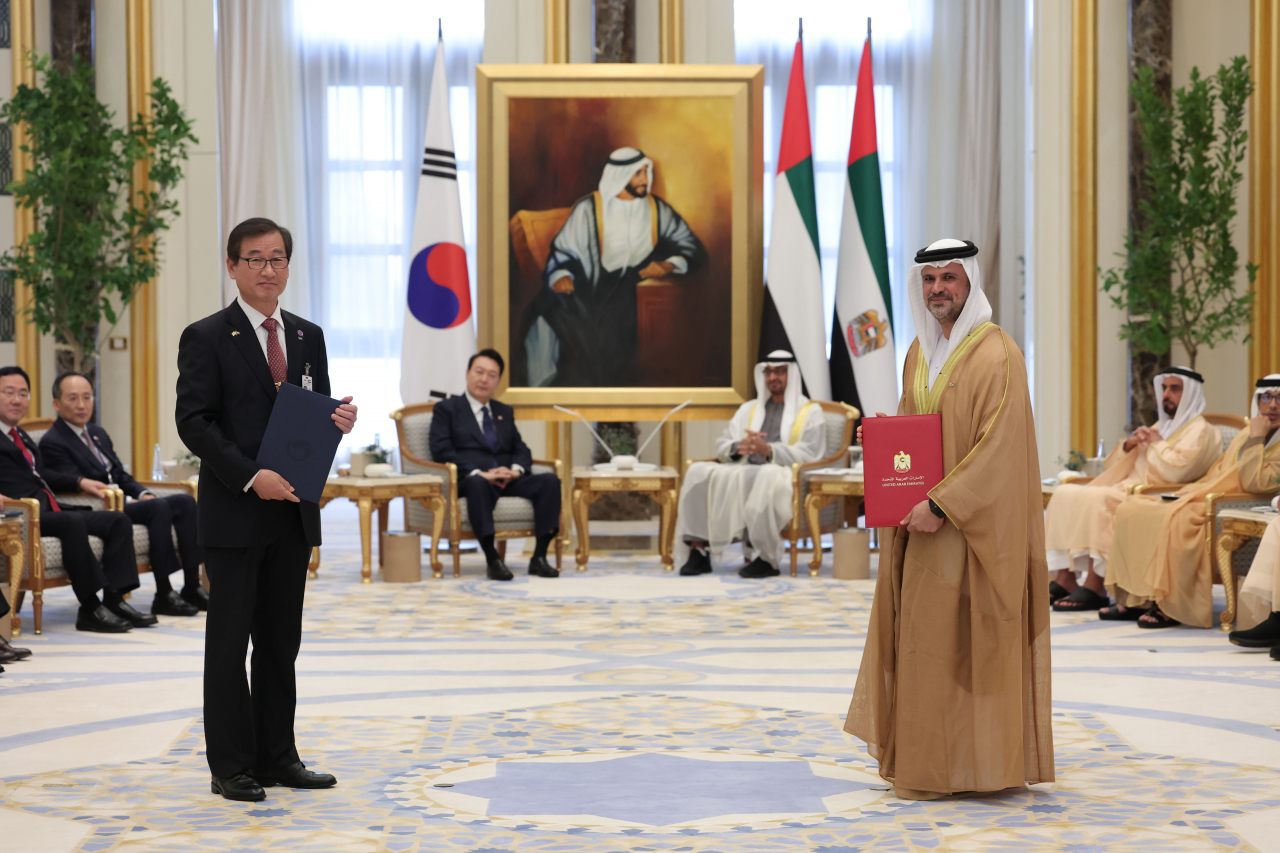 강구영 한국항공우주산업(KAI) 사장이 15일(현지시간) 아랍에미리트(UAE) 아부다비에서 열린 한·UAE 양해각서(MOU) 체결식에서 윤석열 대통령과 무함마드 빈 자예드 알 나흐얀 UAE 대통령이 지켜보는 가운데 기념촬영을 하고 있다. [연합]