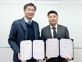 경기 성남시 코스맥스엔비티 본사에서 이 회사 윤원일 대표(왼쪽)와 이경호 코피텍 대표가 지난 13일 연구개발 협약을 하고 있다. [코스맥스 제공]