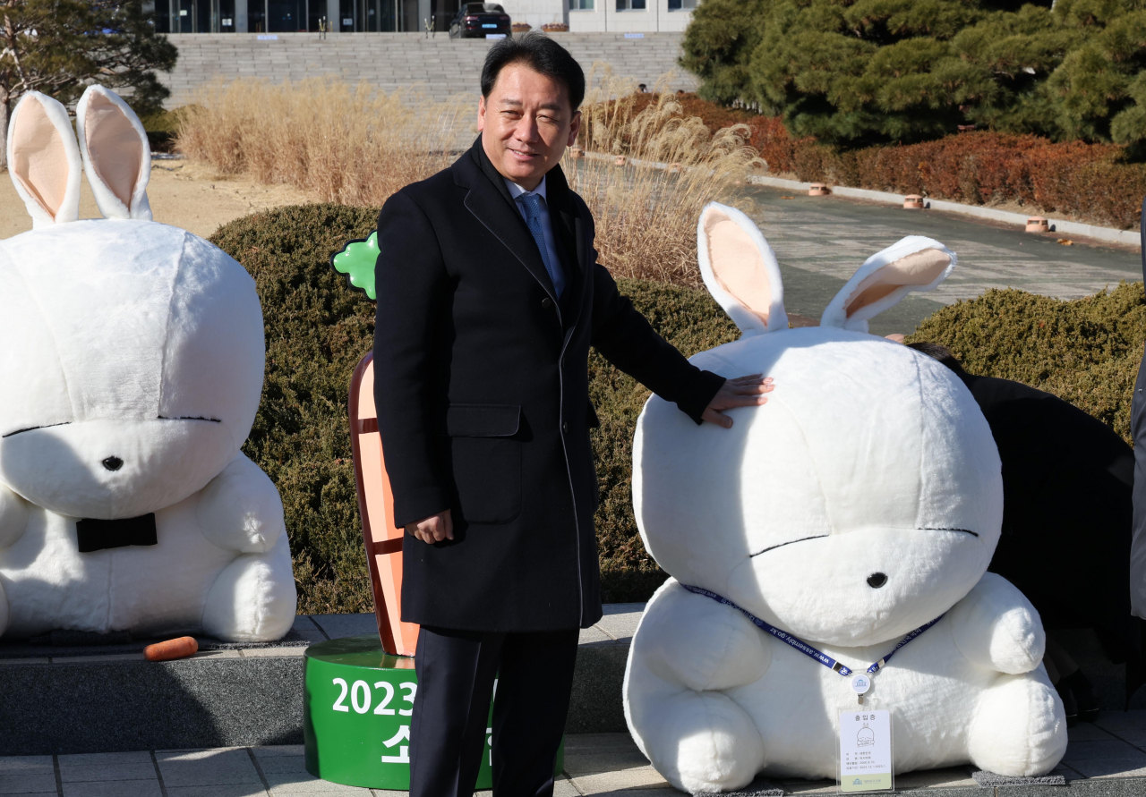 이광재 국회 사무총장이 2일 오후 서울 여의도 국회 중앙잔디광장 분수대에서 열린 2023년 새해맞이 토끼 캐릭터 설치 행사에서 ‘마시마로’ 캐릭터에게 국회 출입증을 걸어주고 있다. [연합]