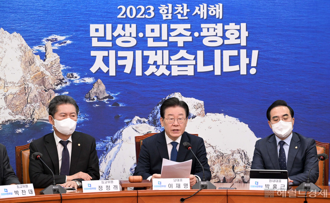 더불어민주당 이재명 대표가 16일 오전 서울 여의도 국회에서 열린 최고위원회의에 참석해 모두발언을 하고 있다. 이상섭 기자