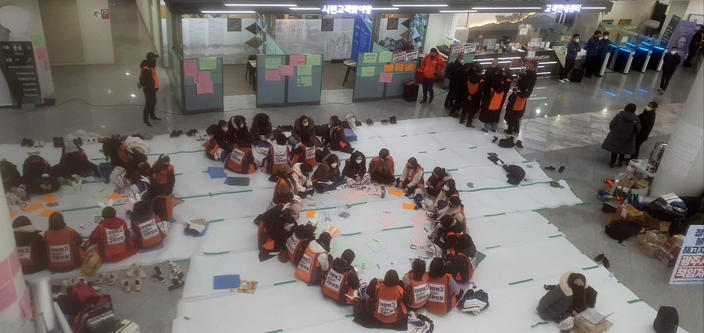 민주노총 공공연대노조 광주본부와 광주 어린이집 보육 대체 교사들이 고용보장과 대량해고 대책을 촉구하며 광주시청에서 농성을 이어가고 있다.