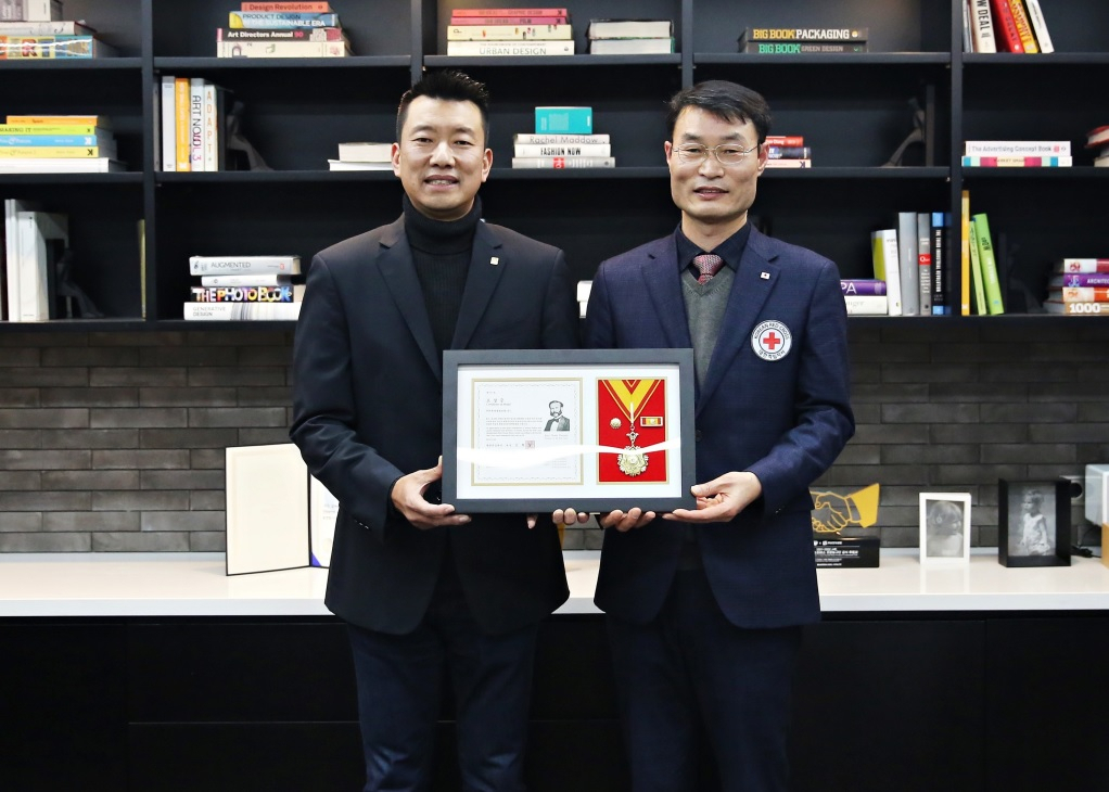 푸본현대생명은 대한적십자사로부터 사회공헌활동에 적극 참여한 공로를 인정받아 명예대장을 수상했다고 16일 밝혔다. 사진은 이재원 푸본현대생명 사장(왼쪽)이 박기홍 대한적십자사 서울지사 사무처장으로부터 명예대장을 수상하고 기념사진을 촬영하는 모습. [푸본현대생명 제공]
