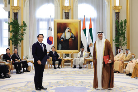 최태원(왼쪽) 대한상공회의소 회장이 15일(현지시간) 아랍에미리트(UAE) 아부다비 대통령궁에서 열린 한-UAE 양해각서(MOU) 체결식에서 윤석열 대통령과 모하메드 빈 자예드 알 나하얀 UAE 대통령이 지켜보는 가운데 기념촬영을 하고 있다. [연합]