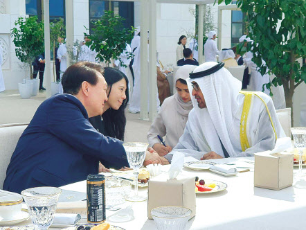 윤석열 대통령과 모하메드 빈 자예드 알 나하얀 아랍에미리트(UAE) 대통령이 15일(현지시간) 국빈 오찬에서 의기투합하고 있다. [대통령실 제공]
