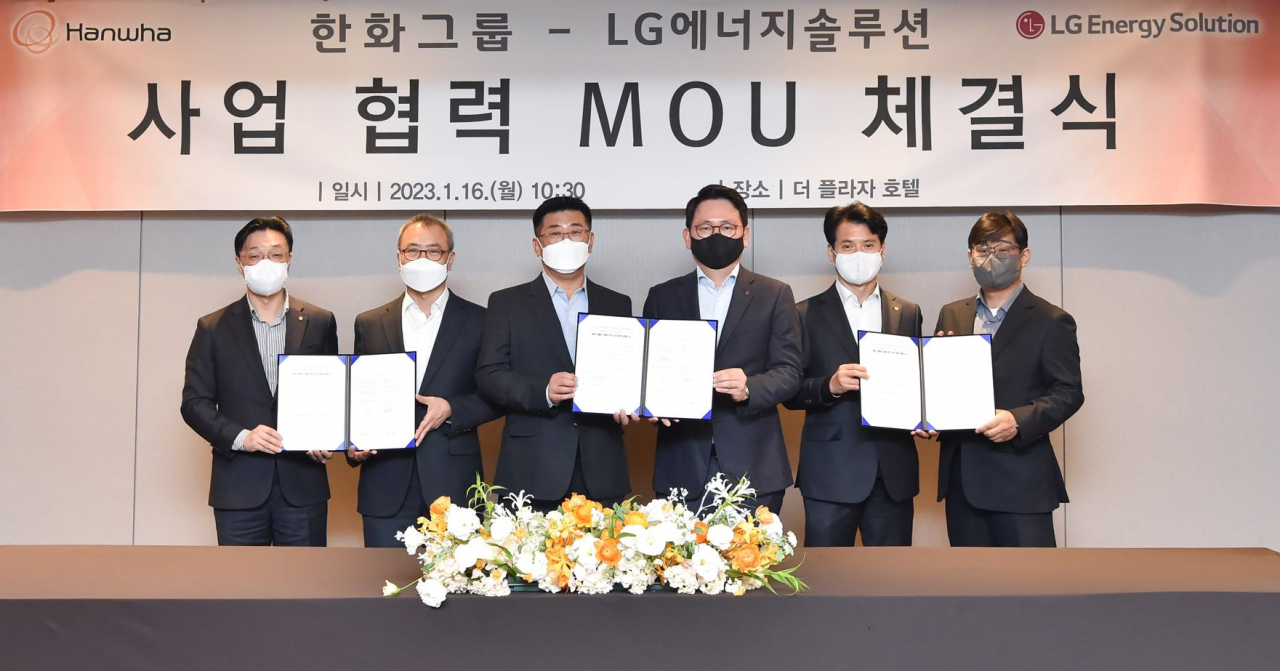 사진 왼쪽부터 한화에어로스페이스 문승학 전기추진체계사업부장, LG에너지솔루션 신영준 CTO, 한화큐셀 이재규 GES사업부장, LG에너지솔루션 장승세 ESS사업부장, 한화모멘텀 류양식 이차전지사업부장, LG에너지솔루션 신기창 전극기술센터장. [한화그룹 제공]