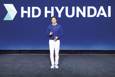 정기선 HD현대 대표가 4일(현지시간) 미국 라스베이거스 만달레이베이에서 열린 CES 2023 프레스 콘퍼런스에서 그룹의 비전인 ‘바다 대전환’을 소개하고 있다. [HD현대 제공]