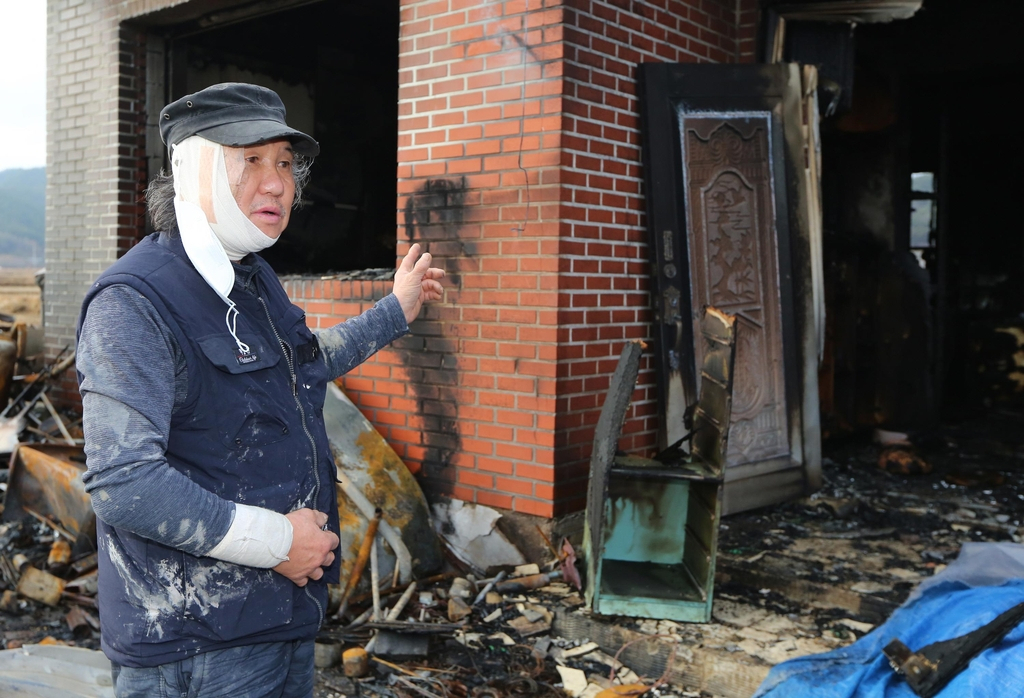 지난 9일 경주 주택 화재 현장에서 주민을 구한 손수호(70)씨. [경주시 제공]