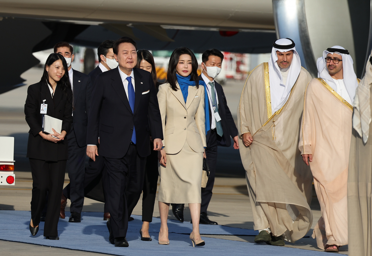 윤석열 대통령과 김건희 여사가 14일(현지시간) 아랍에미리트(UAE) 아부다비 왕실공항에 도착, 공군 1호기에서 내려 이동하고 있다. [연합]