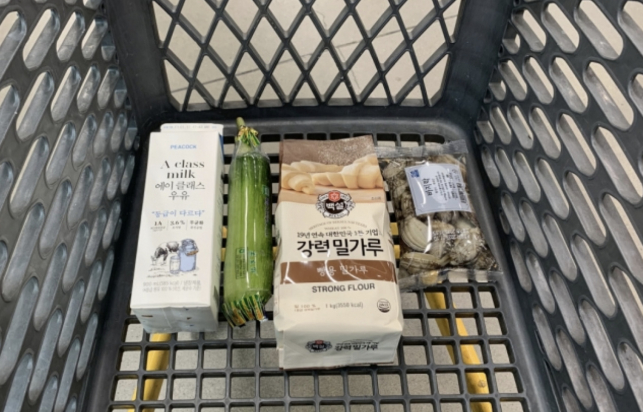 단돈 1만원으로 살 수 있는 바지락수제비 재료들. 구성이 단출하다. 이정아 기자