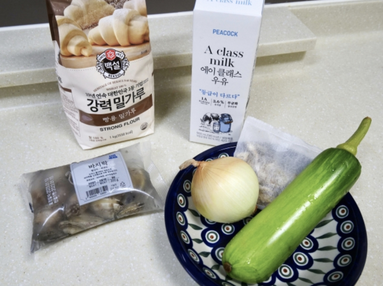 1만원으로 구입한 바지락수제비 재료들. 감자, 당근, 대파는 구입조차 할 수 없었다. 이정아 기자