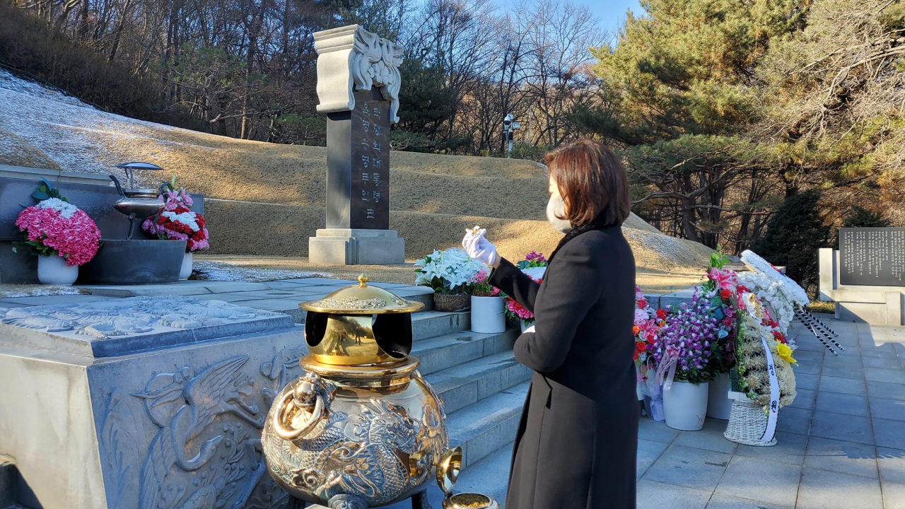 나경원 전 의원이 16일 이승만·박정희 전 대통령 묘역을 차례로 방문해 분향했다.[나경원 페이스북]