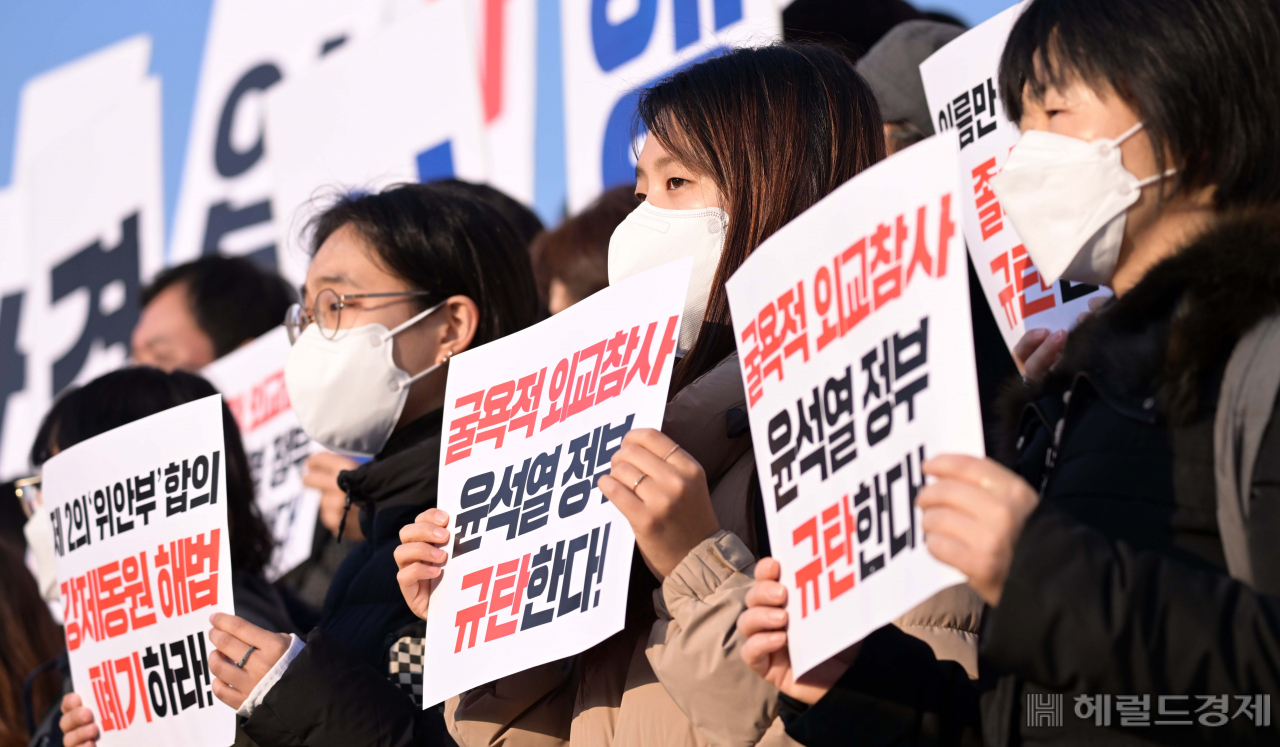 지난 12일 오전 서울 여의도국회 본청 계단에서 역사정의와 평화로운 한일관계를 위한 공동행동 주최로 '윤석열 정부 굴욕적 강제동원 해법 반대!' 비상시국선언이 열린 가운데 참석자들이 피켓을 들고 있다. [사진=이상섭 기자/babtong@heraldcorp.com]