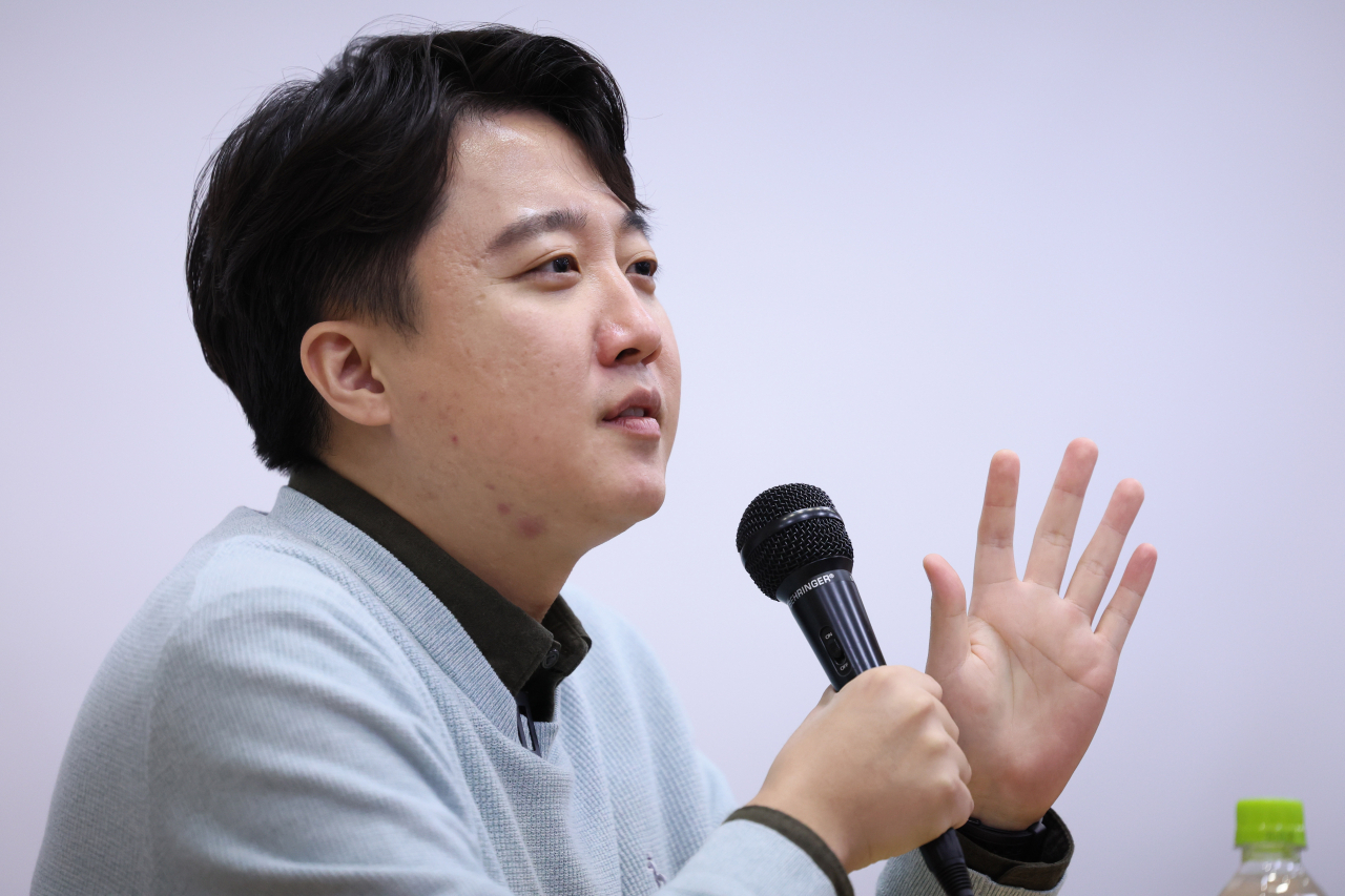 이준석 국민의힘 전 대표가 22일 오후 서울 성북구 고려대학교 정경관에서 정치외교학과 '한국의신보수주의' 주최로 열린 특별 강연 '보수주의의 길을 묻다'에서 학생 패널들의 질문에 답하고 있다. [연합]