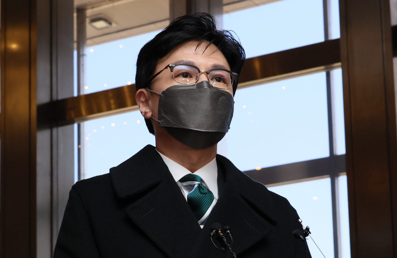 한동훈 법무부 장관이 16일 오후 국회 법제사법위원회 업무보고를 위해 이동하던 중 취재진 질문에 답하고 있다. [연합]