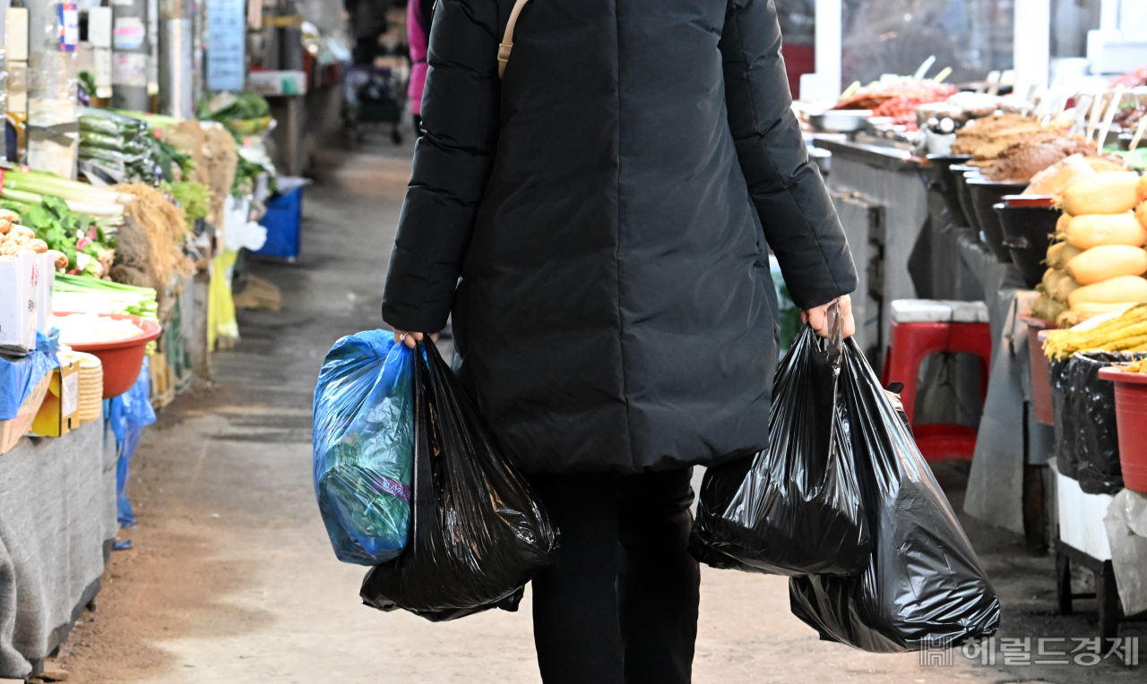 명절을 맞아 제사상을 푸짐하게 준비하고 싶지만, 고물가에 서민들의 두 손은 구매하는 물건보다 더 무겁기만 하다.