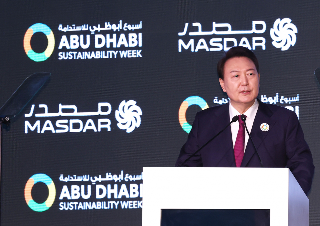 아랍에미리트(UAE)를 국빈 방문 중인 윤석열 대통령이 16일(현지시간) 아부다비 국립전시센터(ADNEC)에서 열린 '아부다비 지속가능성 주간 개막식'에서 기조연설을 하고 있다. [연합]