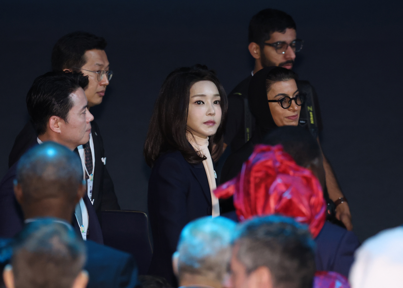 윤석열 대통령과 아랍에미리트(UAE)를 국빈 방문 중인 김건희 여사가 16일(현지시간) 아부다비 국립전시센터(ADNEC)에서 열린 '아부다비 지속가능성 주간 개막식'에 참석하고 있다. [연합]