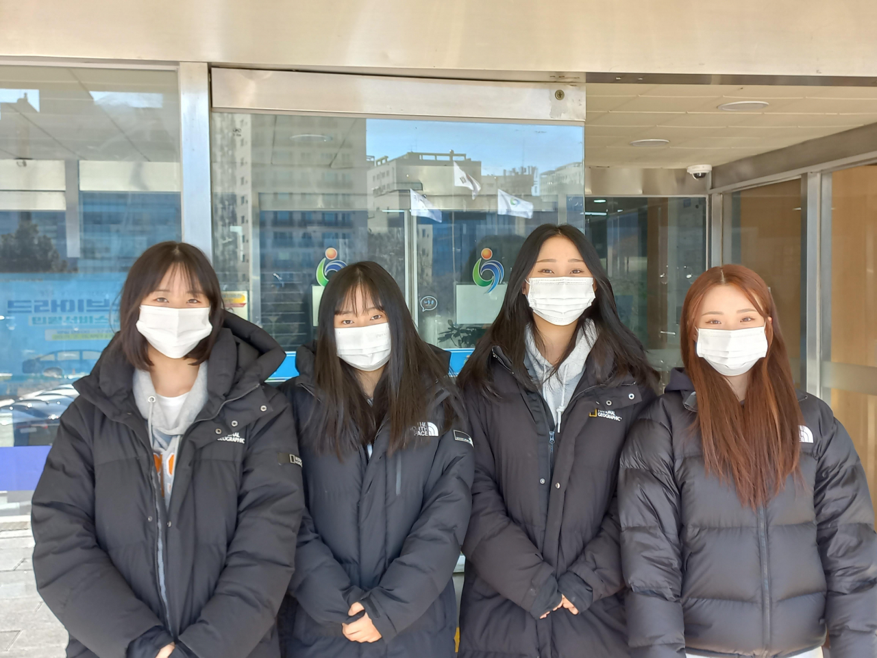 지난해 12월 23일 인천시 계양구 계산동 한 거리에서 심장 마비를 일으켜 쓰러진 60대 환자를 심폐소생술(CPR)로 구한 김혜민(18)·안예빈(18)양 등 작전여자고등학교 보건동아리 학생 4명. [연합]