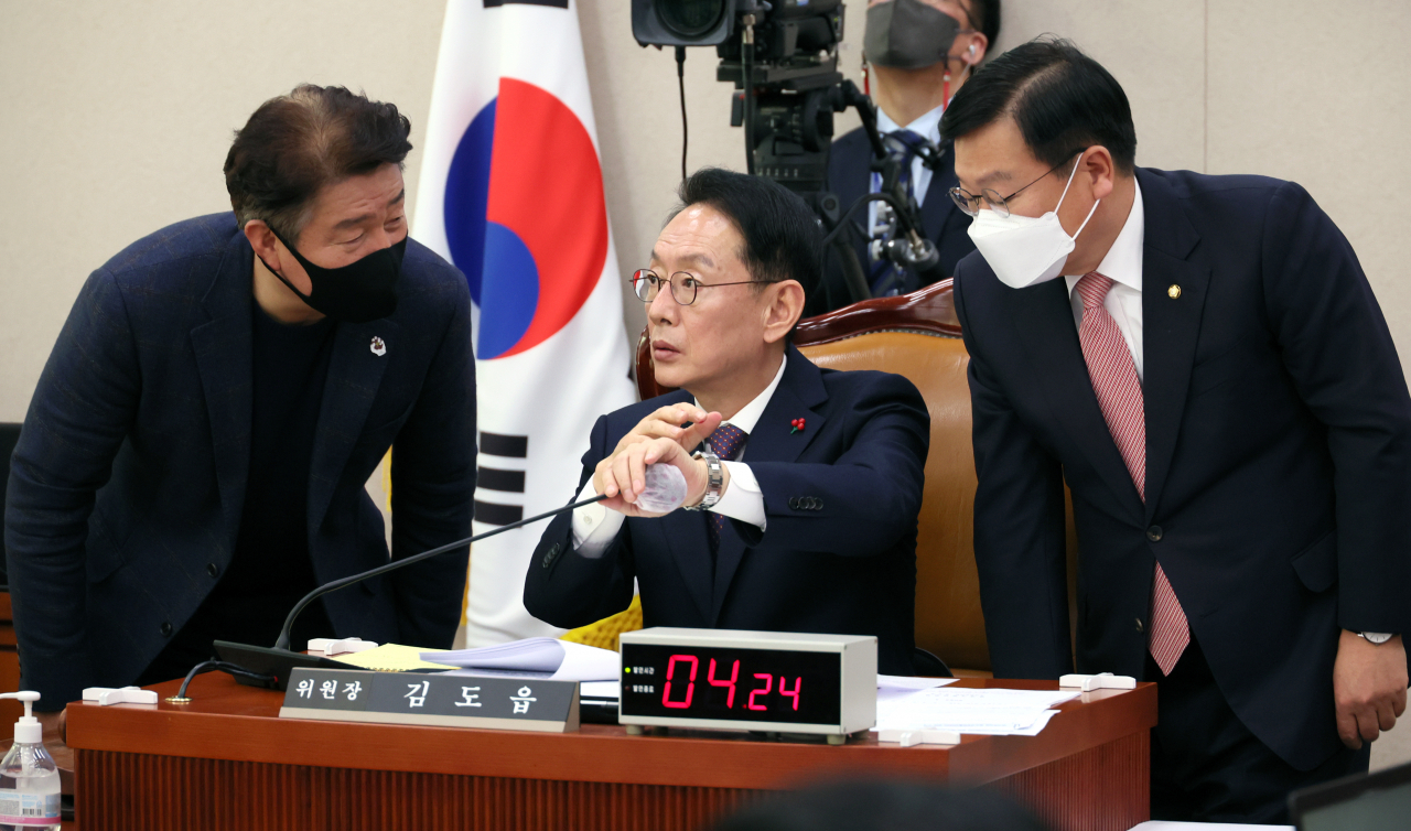 16일 오전 국회 법제사법위원회에서 열린 전체회의에서 김도읍 위원장이 여야 간사인정점식 국민의힘 의원(오른쪽), 기동민 더불어민주당 의원과 논의하고 있다. [연합]