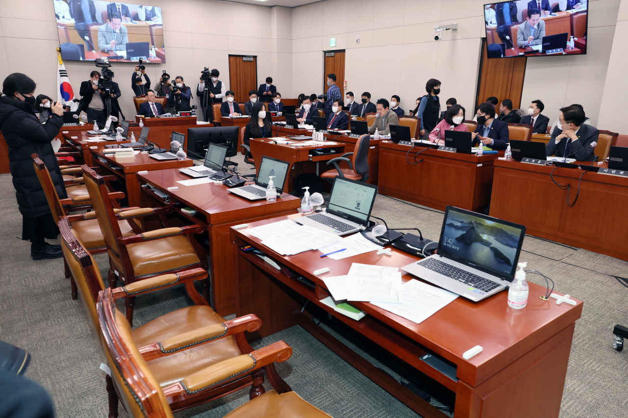 16일 오후 국회 법제사법위원회 전체회의에서 더불어민주당 위원들이 김도읍 위원장에게 항의하며 회의장을 떠나 여당과 조정훈 시대전환 의원만이 자리를 지키고 있다. [연합]
