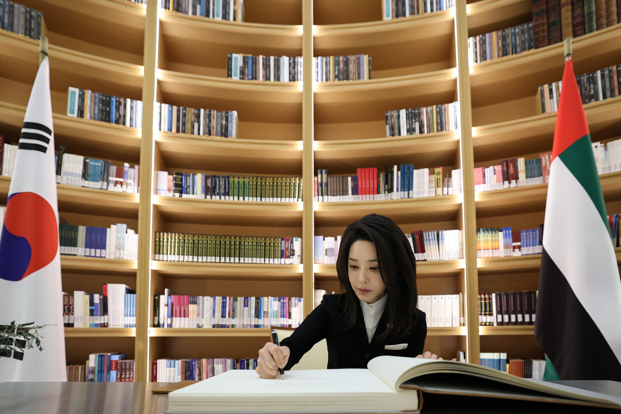 윤석열 대통령과 함께 아랍에미리트(UAE)를 국빈 방문 중인 김건희 여사가 지난 15일(현지시간) 아부다비 대통령궁 내 도서관을 찾아 방명록을 작성하고 있다. [연합]