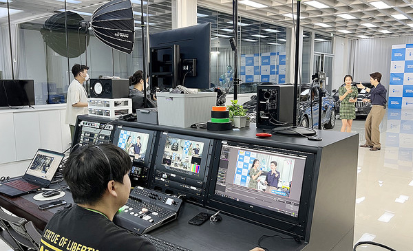 ‘리본카 쇼핑 라이브’를 진행하는 모습. [리본카 제공]