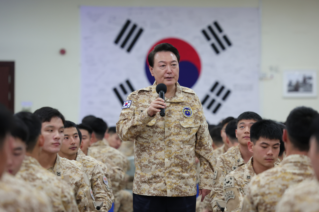 아랍에미리트(UAE)를 국빈 방문 중인 윤석열 대통령이 15일(현지시간) 현지에 파병중인 아크부대를 방문, 장병들을 격려하고 있다. [연합]