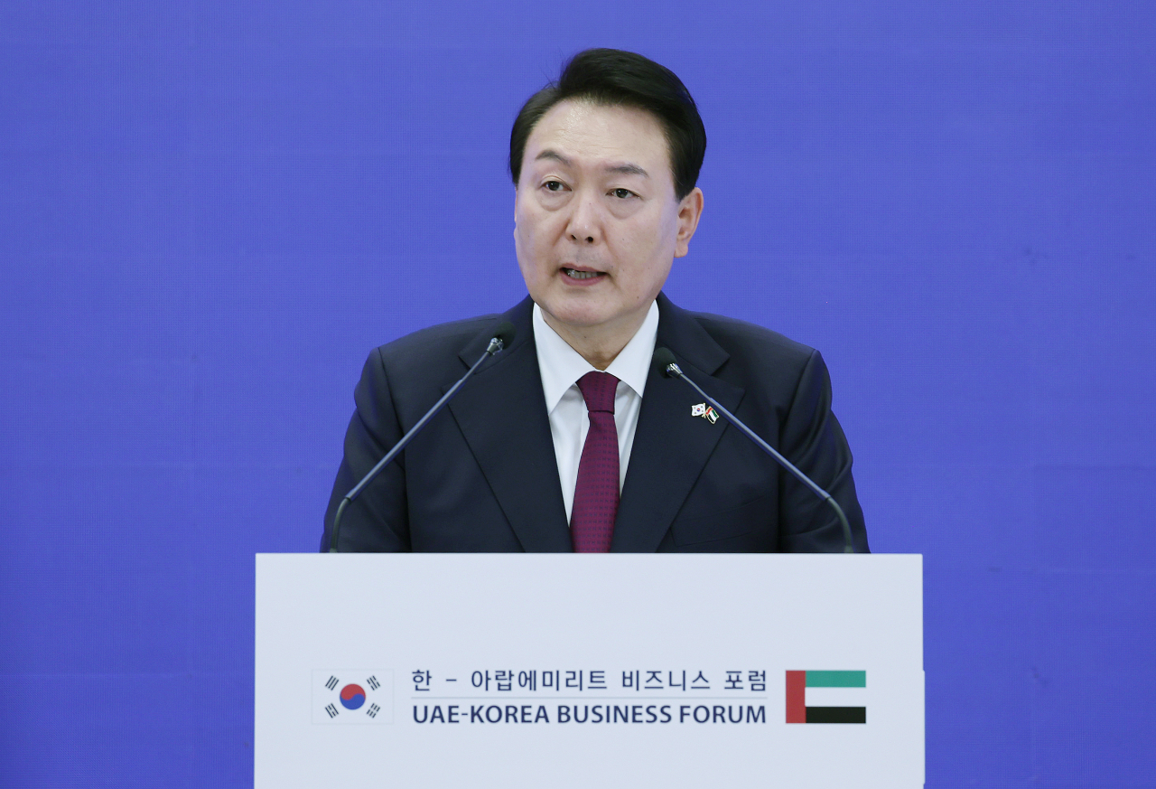아랍에미리트(UAE)를 국빈 방문 중인 윤석열 대통령이 16일(현지시간) 아부다비 릭소스 마리나 호텔에서 열린 한-UAE 비즈니스 포럼에서 기조연설을 하고 있다 . [연합]