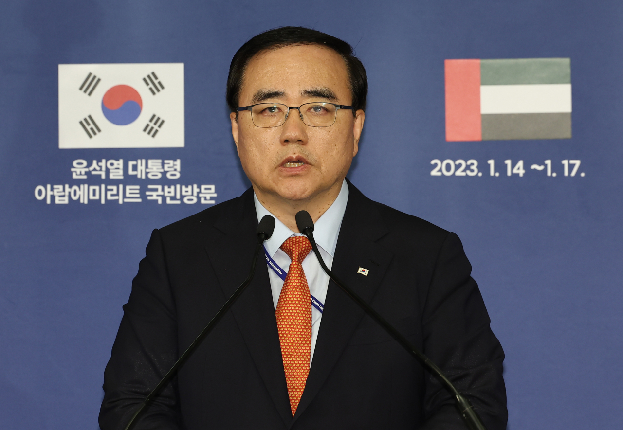 김성한 국가안보실장이 16일(현지시간) 아랍에미리트(UAE) 아부다비의 그랜드 하얏트 호텔에 마련된 프레스센터에서 윤석열 대통령 UAE·스위스 순방 관련 브리핑을 하고 있다. [연합]