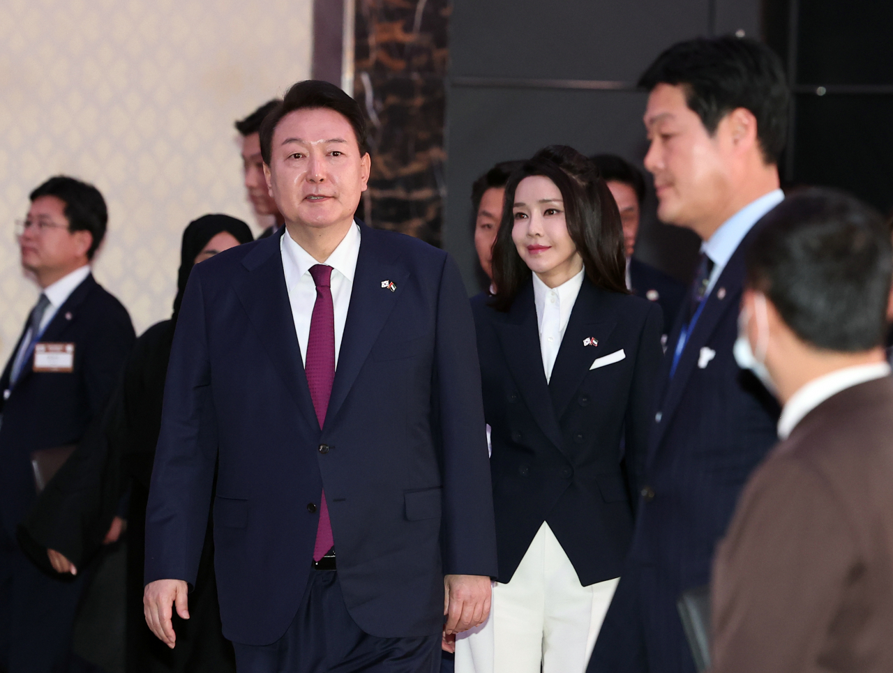 아랍에미리트(UAE)를 국빈 방문 중인 윤석열 대통령과 김건희 여사가 16일 오후(현지시간) 콘래드 아부다비 에티하드타워에서 열린 동행 경제인과의 만찬 간담회에 입장하고 있다. [연합]