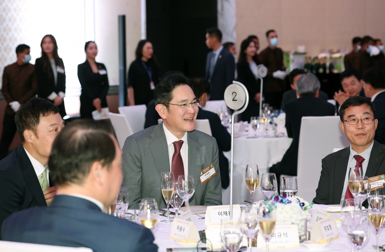 이재용 삼성전자 회장이 16일(현지시간) 아랍에미리트(UAE) 콘래드 아부다비 에티하드타워에서 열린 윤석열 대통령과 동행 경제인과의 만찬 간담회에 참석하고 있다 . [연합]