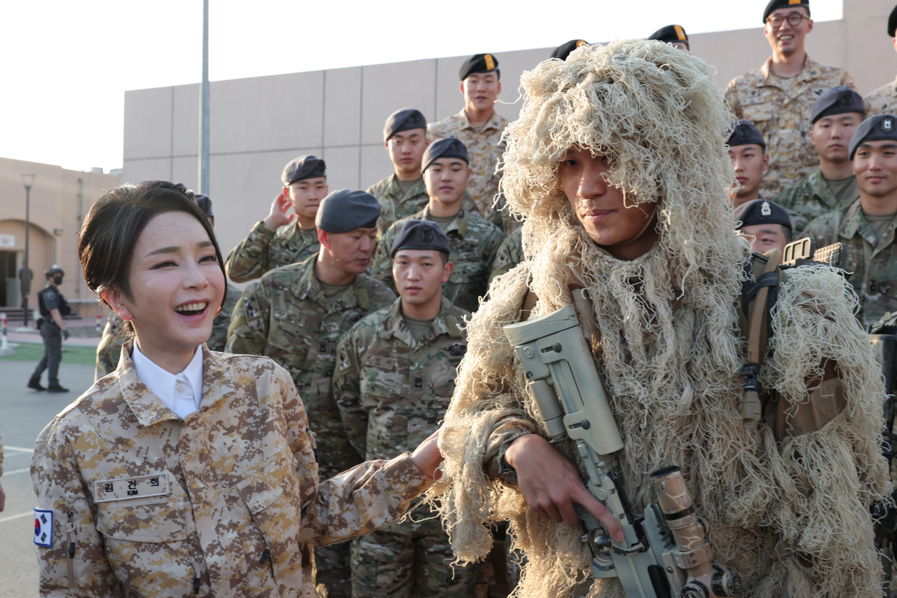 아랍에미리트(UAE)를 국빈 방문 중인 윤석열 대통령과 함께 15일(현지시간) 아부다비에 파병중인 아크부대를 방문한 김건희 여사가 길리슈트 차림의 병사를 만나고 있다. [연합]