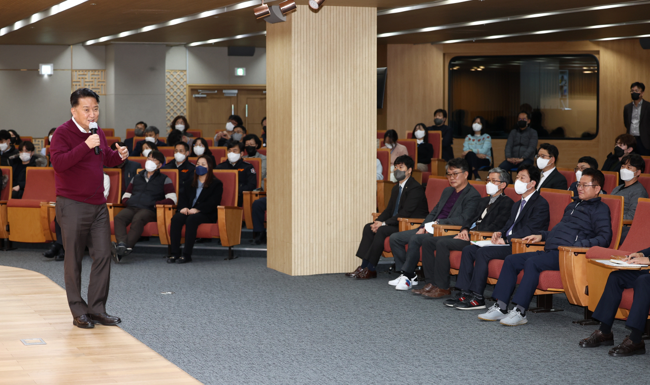 김영환 충북지사가 경북도청에서 직원들을 상대로 특강을 진행하고 있다.[경북도 제공]