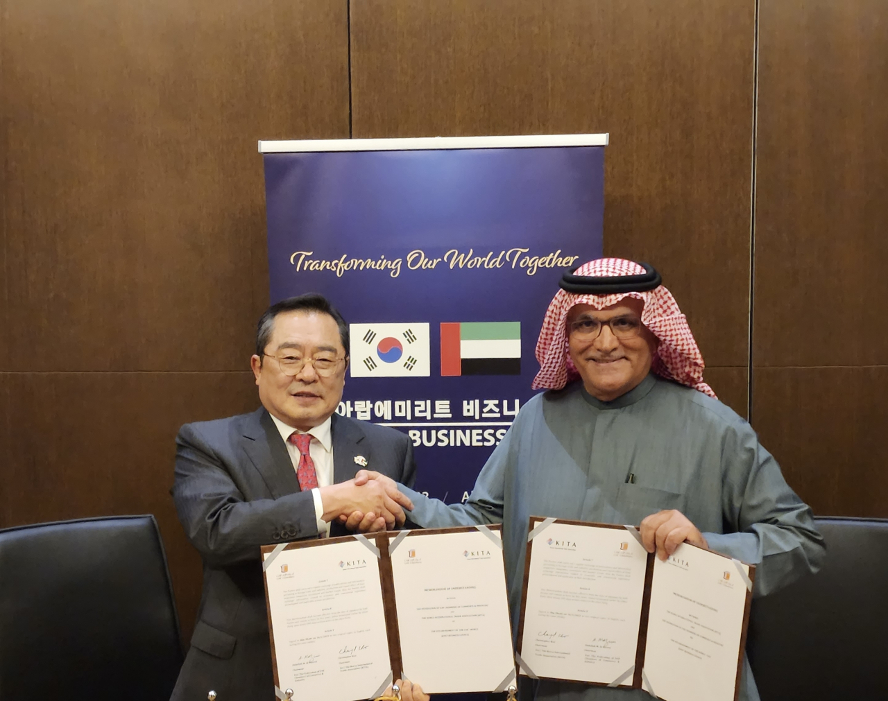 구자열(왼쪽) 한국무역협회 회장과 압둘라 마즈로이 UAE 연방상공회의소 회장이 16일(현지시간) 아부다비에서 ‘한-UAE 경제협력위원회’ 설립을 위한 업무협약(MOU)을 체결한 뒤 기념사진을 촬영하고 있다. [한국무역협회 제공]