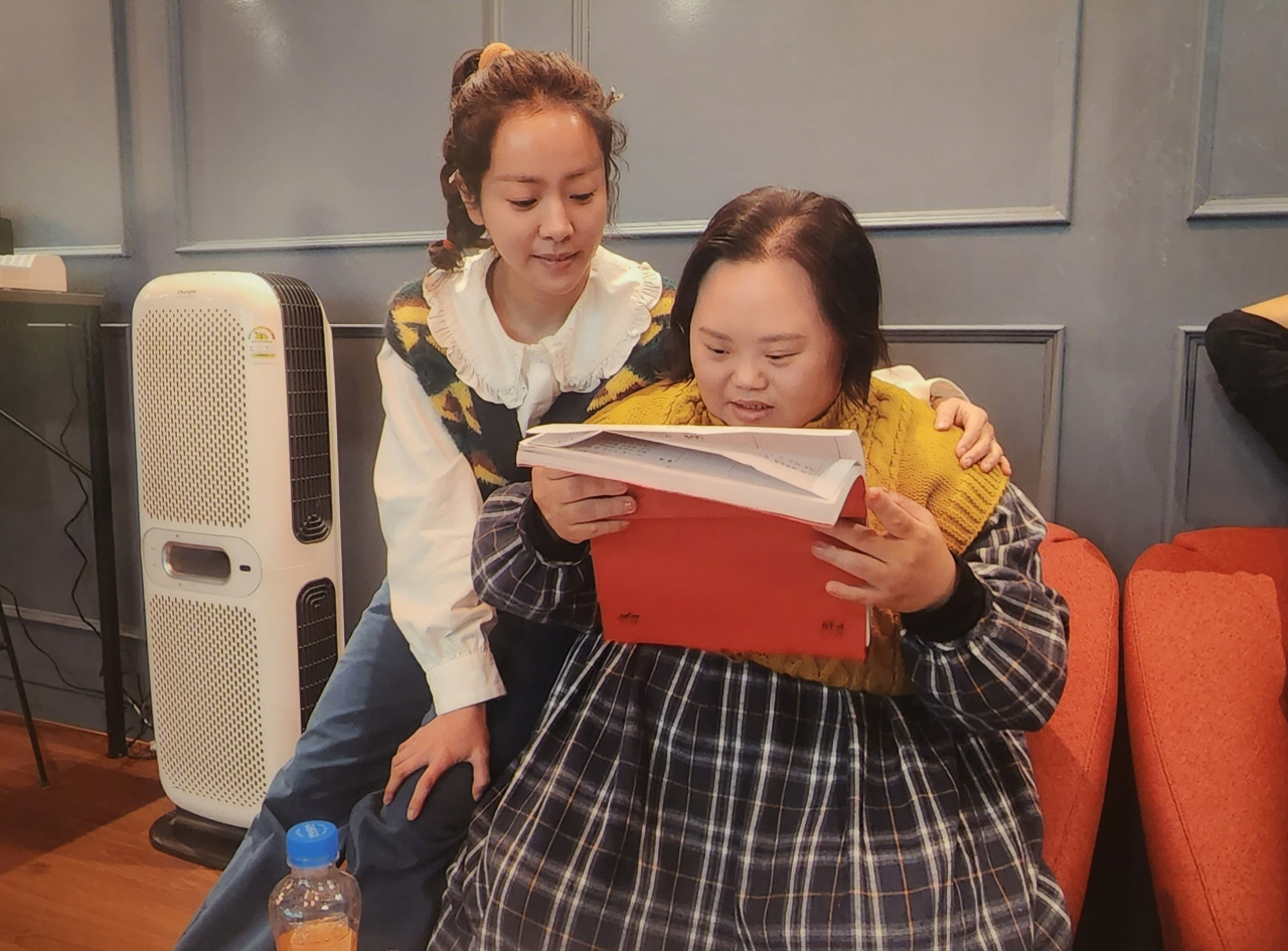 우리들의 블루스에서 쌍둥이자매로 출연한 한지민과 정은혜