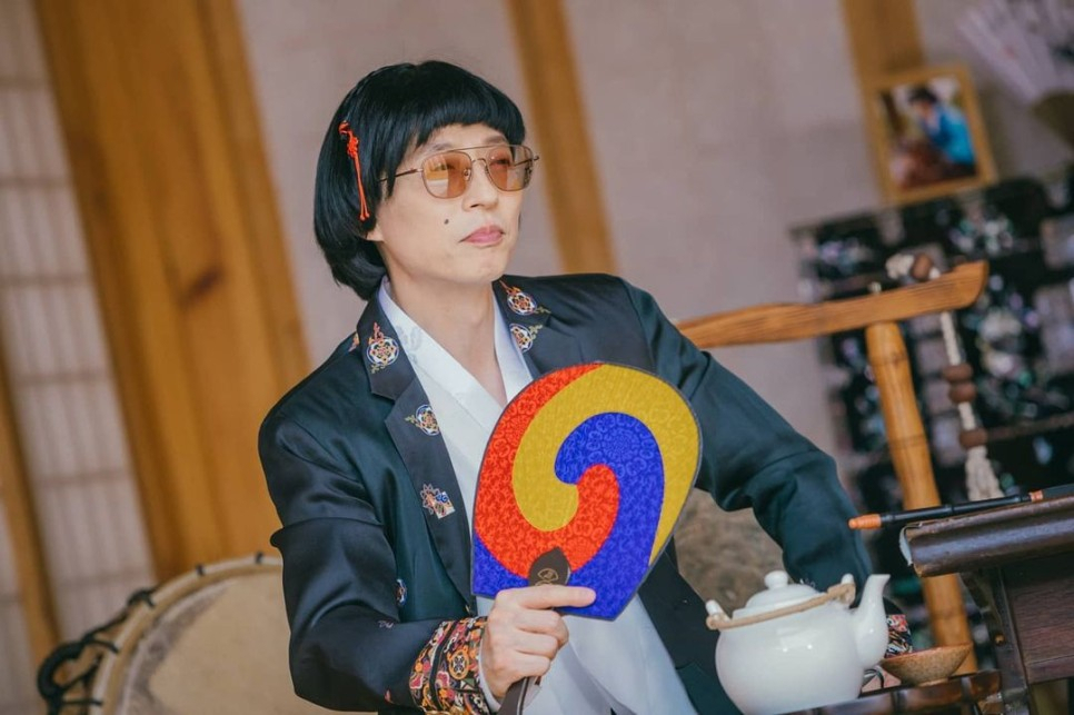방송인 유재석이 전통매듭에 관심을 보이는 모습