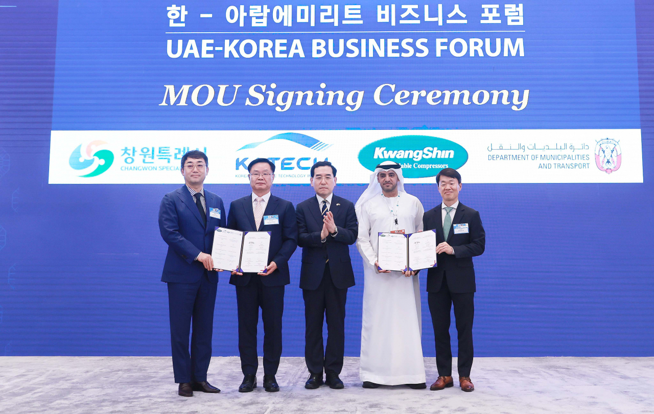 이창양(가운데) 산업통상자원부 장관이 16일(현지시간) 아랍에미리트(UAE) 아부다비 릭소스 마리나 호텔에서 열린 한-UAE 비즈니스 포럼와 연계된 신산업 분야 양해각서 체결식에 임석해 기념촬영을 하고 있다. [산업통상자원부 제공]