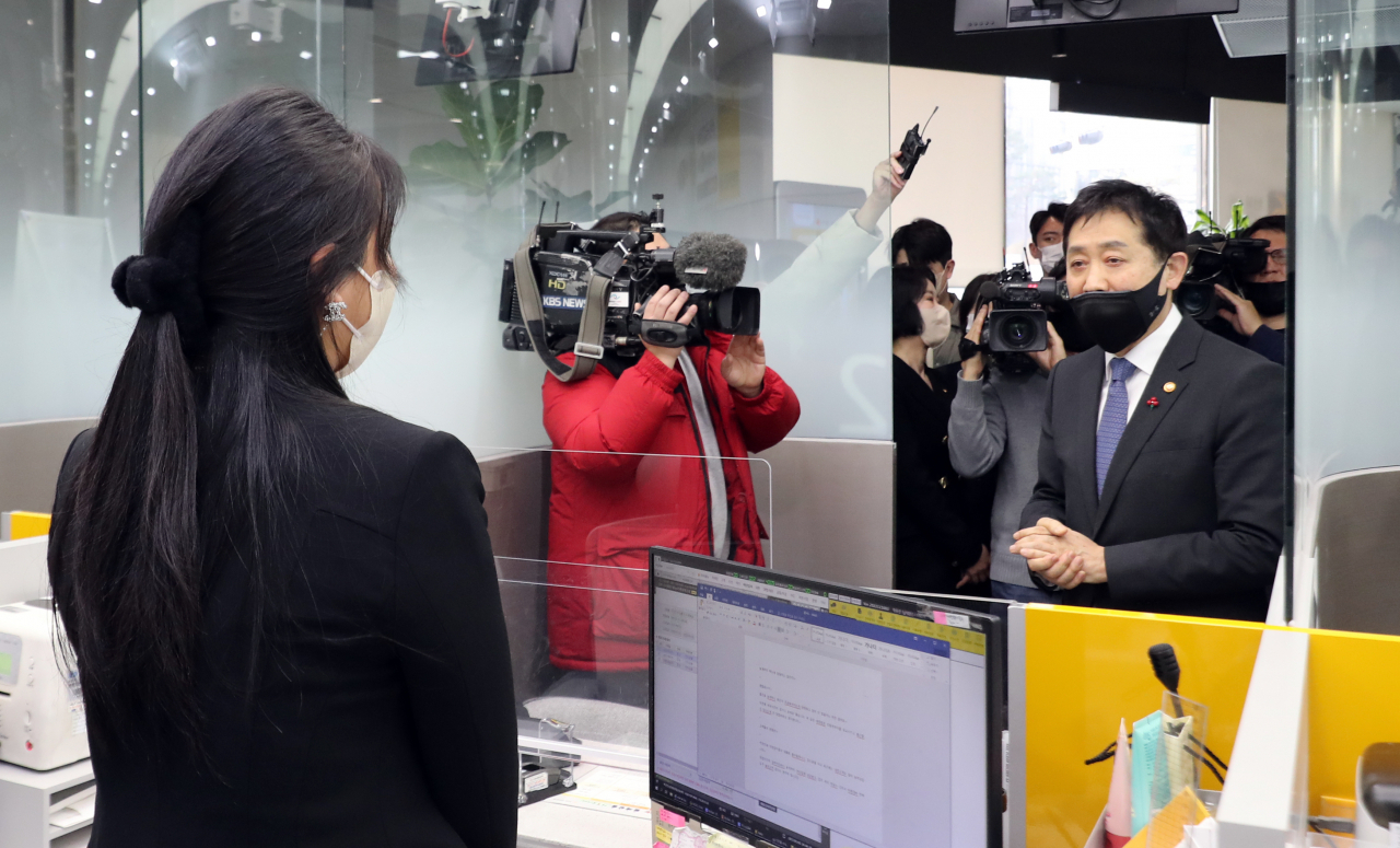 김주현 금융위원장이 지난 5일 서울 중구 KB국민은행 남대문종합금융센터에서 직원들과 인사를 나누고 있다. [연합]