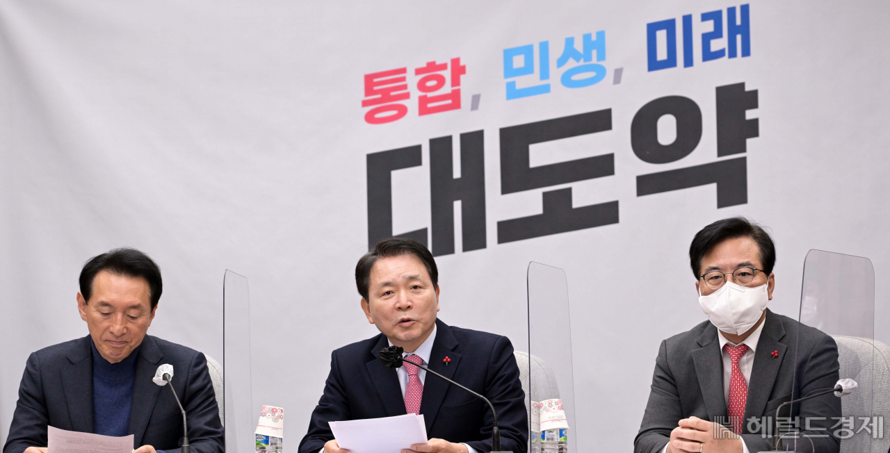 성일종 국민의힘 정책위의장이 17일 오전 서울 여의도 국회에서 열린 원내대책회의에 참석해 발언하고 있다. 이상섭 기자