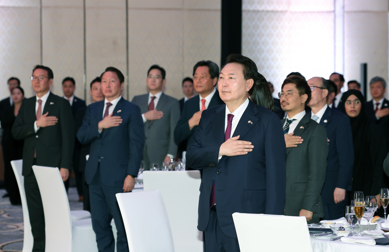아랍에미리트(UAE)를 국빈 방문 중인 윤석열 대통령이 16일 오후(현지시간) 콘래드 아부다비 에티하드타워에서 열린 동행 경제인과의 만찬 간담회에서 국기에 경례를 하고 있다. 연합뉴스