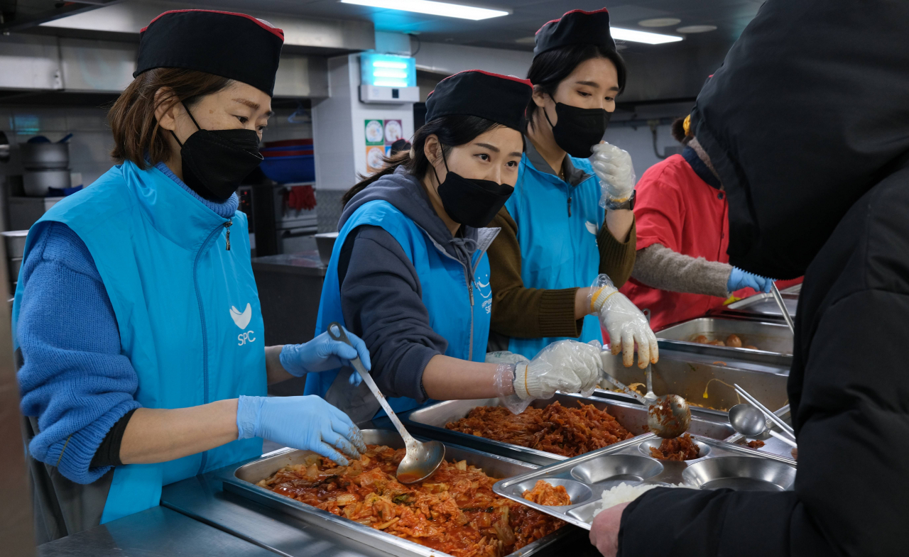 16일 경기 성남시 노숙인 무료 급식소 ‘안나의집’에서 SPC그룹 임직원들이 배식 봉사활동을 하고 있다. [SPC그룹 제공]