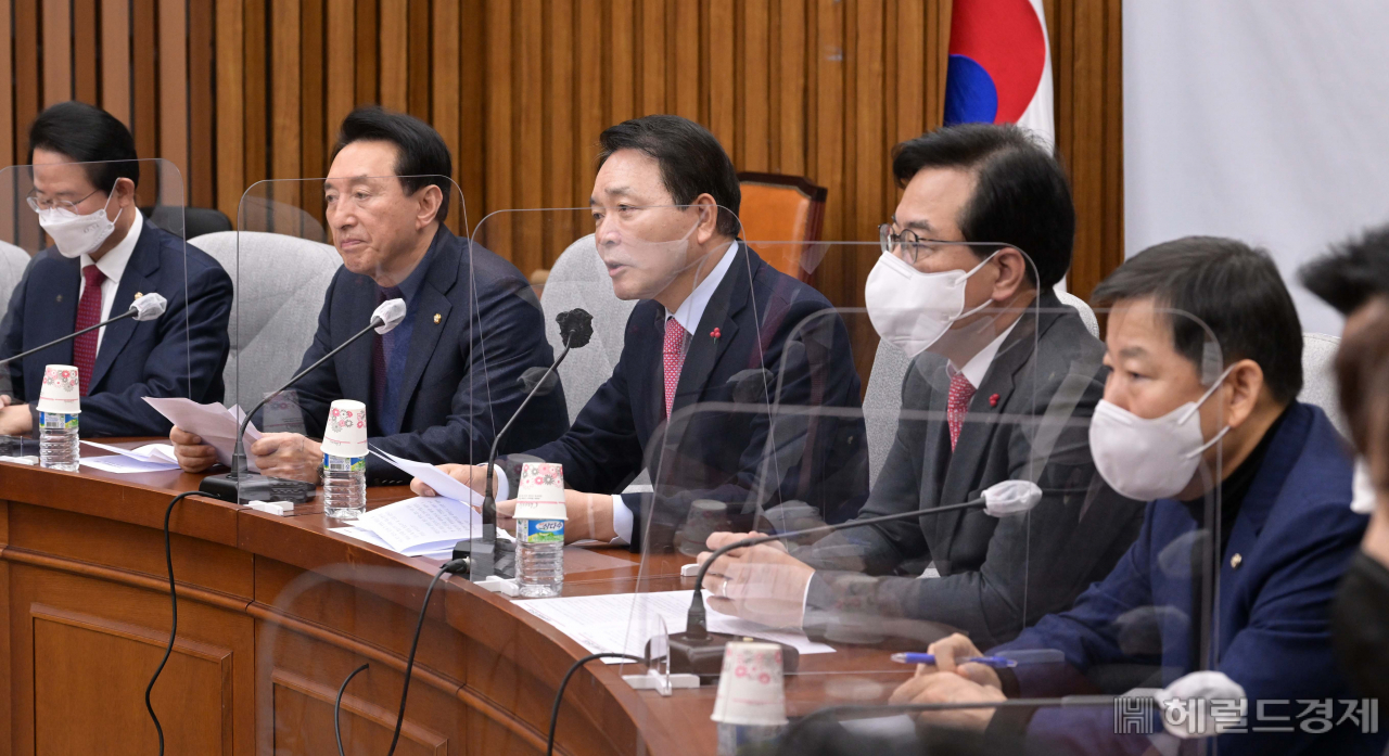 성일종 국민의힘 정책위의장이 17일 오전 서울 여의도 국회에서 열린 원내대책회의에 참석해 발언하고 있다. 이상섭 기자