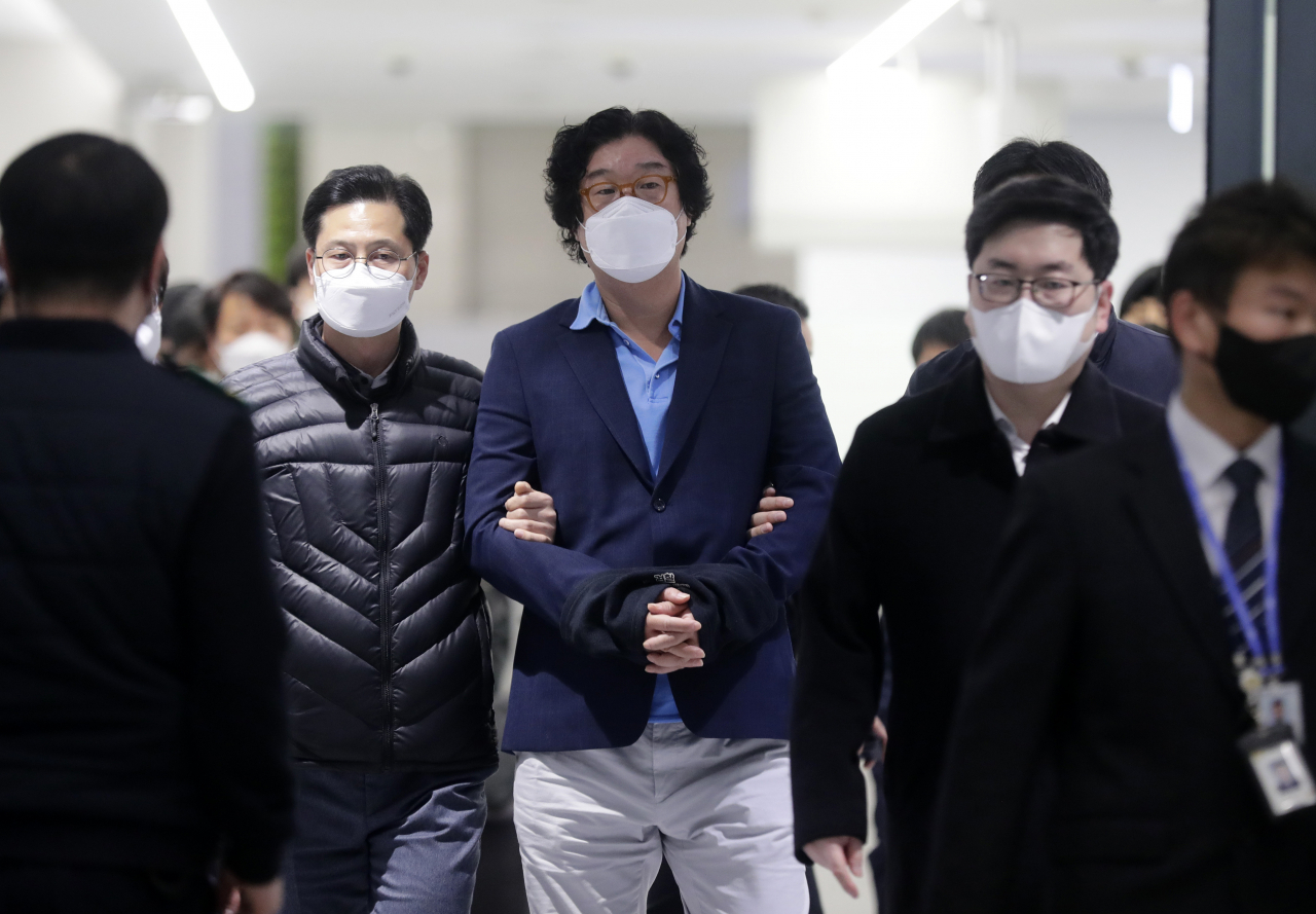 8개월간 도피 끝에 태국에서 붙잡힌 김성태 전 쌍방울그룹 회장이 17일 인천국제공항을 통해 입국하고 있다. [연합]