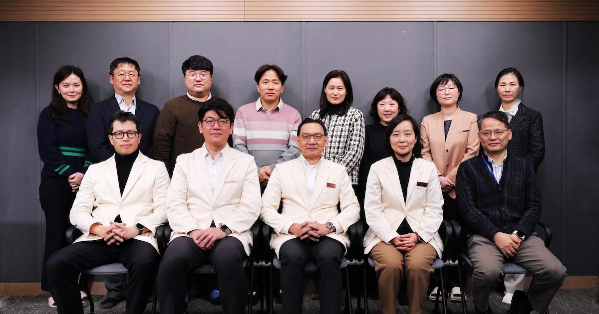 〈사진설명. 삼성서울병원은 미국 의료정보경영학회가 조사한 디지털헬스지표 조사에서 세계 최고 점수를 받았다. 이풍렬 디지털혁신추진단장(사진 앞줄 가운데)은 이번 결과를 바탕으로 “삼성서울병원은 디지털 병원의 글로벌 스탠더드로 만들겠다”고 포부를 밝혔다.
