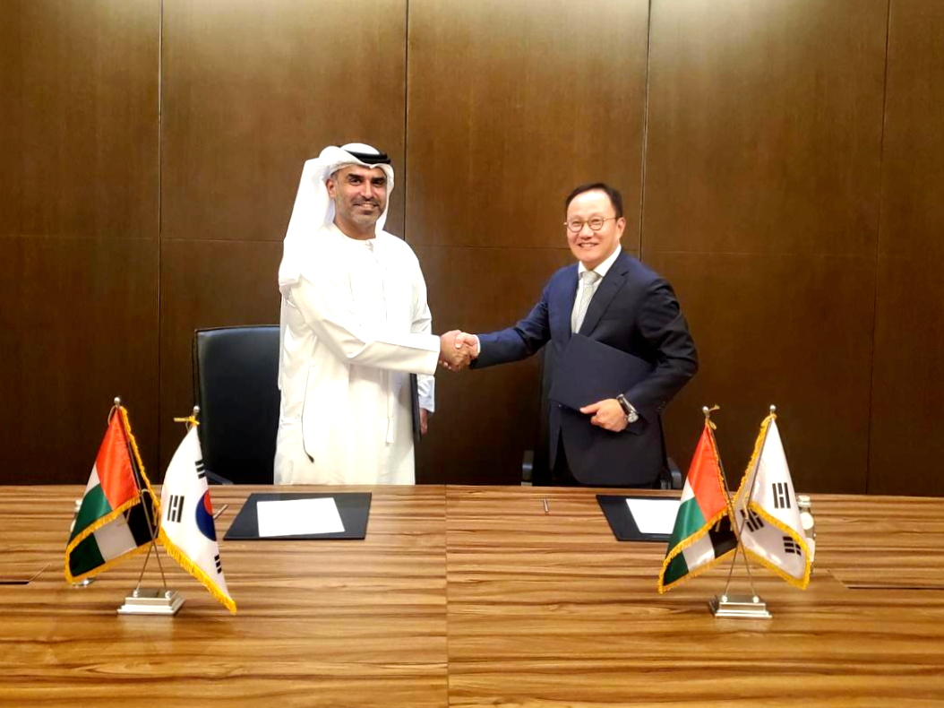 UAE 아부다비에서 지난 16일 열린 한국·UAE 비즈니스포럼에서 정현호 메디톡스 대표(오른쪽)가 두바이사이언스파크 마르완 압둘아지즈 자나히 대표와 톡신공장 건립 양해각서를 교환하고 있다. [메디톡스 제공]