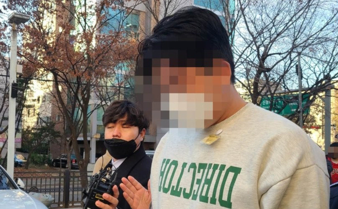 김봉현 전 스타모빌리티 회장의 도주를 도운 혐의를 받는 조카 김모씨가 지난해 12월 서울남부지법에서 열린 영장실질심사를 받고 나오고 있다. [연합]