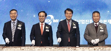 기계산업 신년인사회에서 기계산업진흥회 손동연 회장(오른쪽부터), 산업통상자원부 장영진 차관, 현대로템 이용배 자문역, 기계연구원 박상진 원장이 축하떡을 자르고 있다. [기계진흥회 제공]